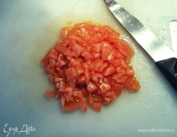 Помидоры освободить от кожицы и измельчить.