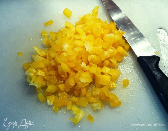 Перец нарезать кубиками.
