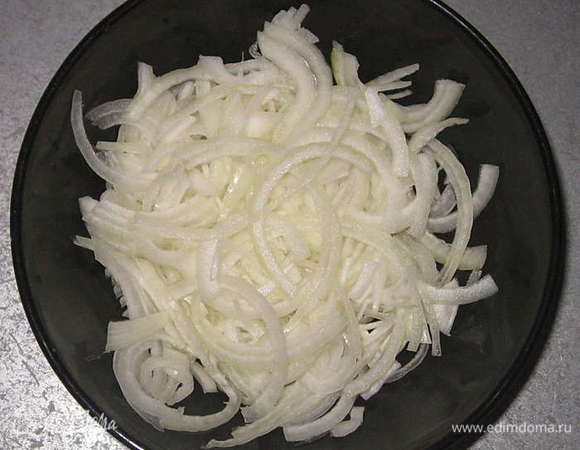 Лук нарезать полукольцами.