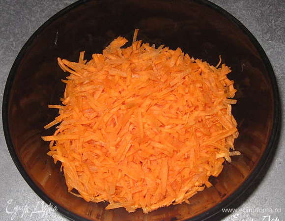 Морковь натереть на терке.