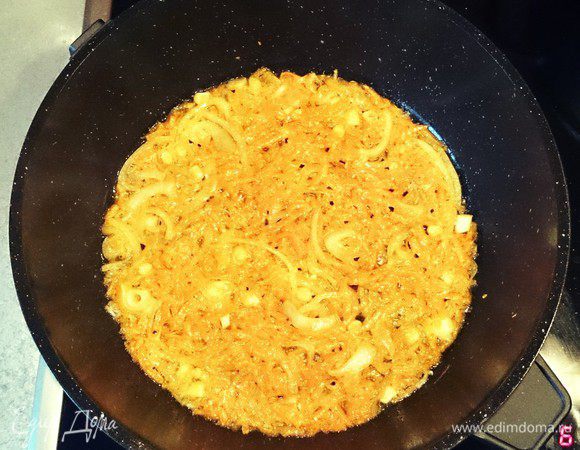 В сковородке на оливковом масле, пассеруем лук и морковь. 