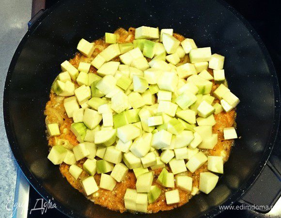 Добавить кабачок, тушить под крышкой 15 минут.