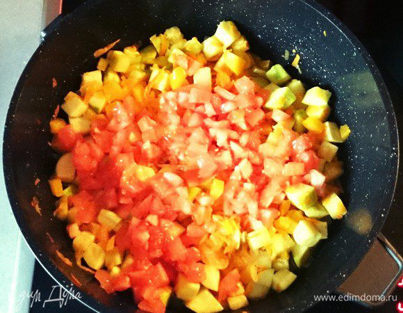 Добавить помидоры и болгарский перец, тушить 10 минут.
