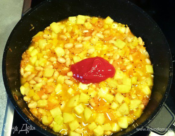 Добавить фасоль, томатную пасту, измельченный чеснок, базилик, соль и перец. Довести до кипения и выключить. 