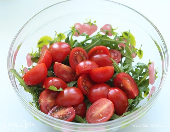 Соединить руколу, порезанные помидоры.