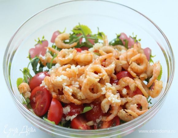 Добавить креветки, заправить маслом с лимоном, посолить по вкусу.