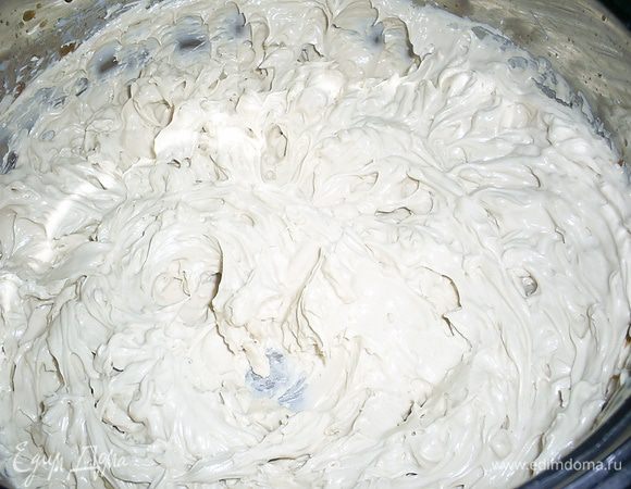 Теперь по столовой ложке добавляем сгущенное молоко, коньяк и кофейный сироп комнатной температуры, каждый раз взбивая до однородности крема. Не обязательно добавлять все 100 мл сиропа. Пробуйте крем на свой вкус, как только сочтете, что кофейного вкуса достаточно - сироп можно не добавлять.