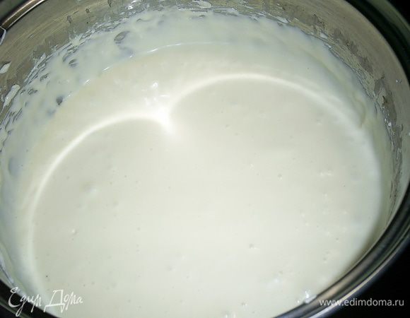 Размягченное сливочное масло взбиваем со сгущенкой комнатной температуры. Получаем жидкую и очень вкусную массу.
