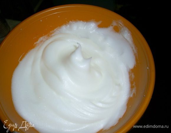 Охлажденные белки взбиваем до устойчивых пиков в сухой емкости.