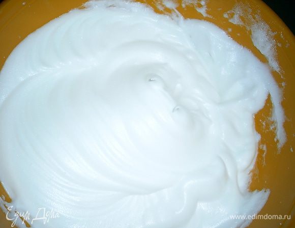 Теперь постепенно добавляем в белки оставшиеся 50 граммов сахара, не прекращая взбивания. Снова взбиваем до устойчивых пиков.