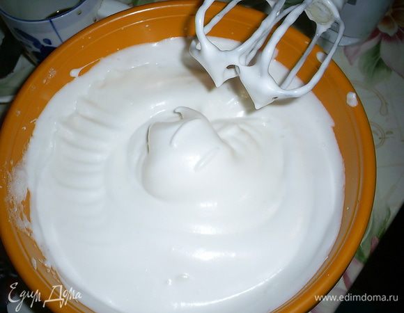 Теперь постоянно взбивая добавляем тонкой струйкой раствор желатина. Взбиваем до получения гладкой однородной массы. Она станет более блестящей и плотной, чем до добавления желатина.