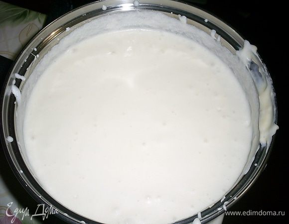 Теперь понемногу добавляем белковую массу к масляной и все время взбиваем. Белки от жира начинают оседать - это нормально. Масса получается довольно жидкая. Дальше работаем быстро.