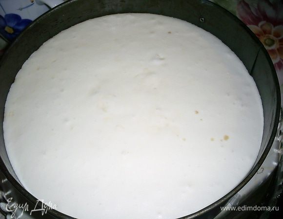 Выливаем сверху суфле и отправляем торт застывать в холодильник. Оставшийся масляный крем храним при комнатной температуре.