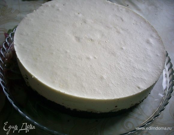 В холодильнике торт должен пробыть до полного застывания суфле. Я оставила торт на ночь (примерно на 8 часов). Готовый торт освобождаем от формы.