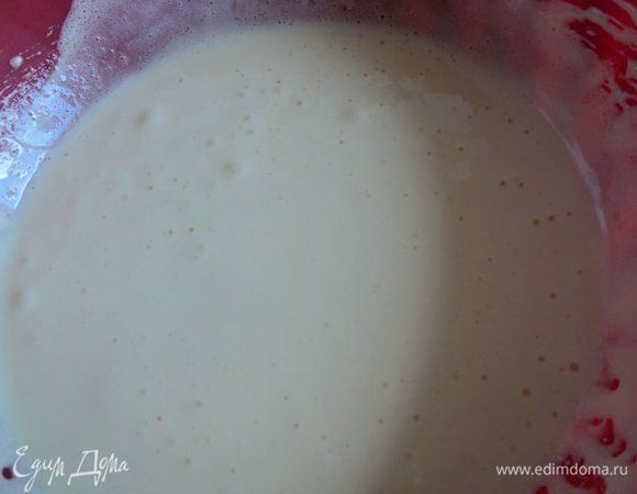 Бисквит:  яйца взбить с  сахара, поставив емкость с яйцами на кастрюлю с горячей водой (посуда с яйцами не должна касаться воды и кастрюлю не ставить на огонь) до увеличения в объеме в 3-4 раза в течении 6-8 мин. 