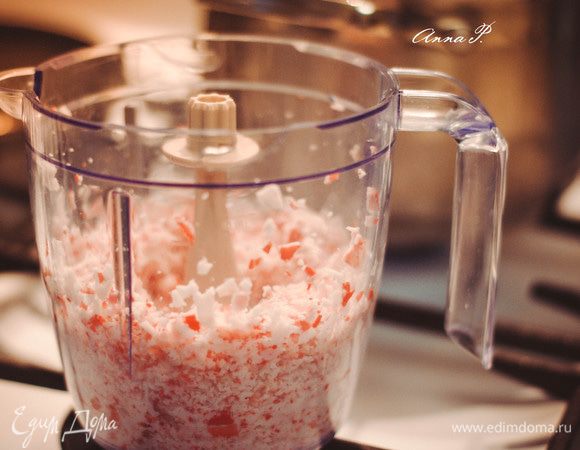 Крабовые палочки измельчаем в блендере, либо натираем крабовые палочки (замороженные) на терке.