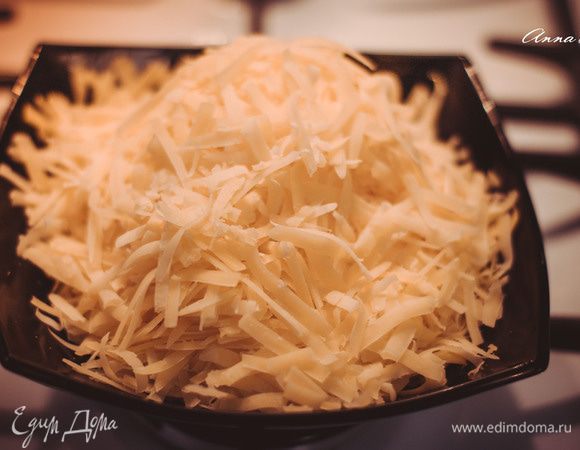 Сыр натираем на крупной терке.