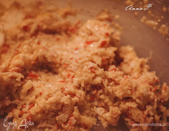 Готовим фарш: перемешиваем измельченные крабовые палочки, сыр, яйца, чеснок, поперчить/посолить по вкусу. Добавляем муки 10-20 грамм.