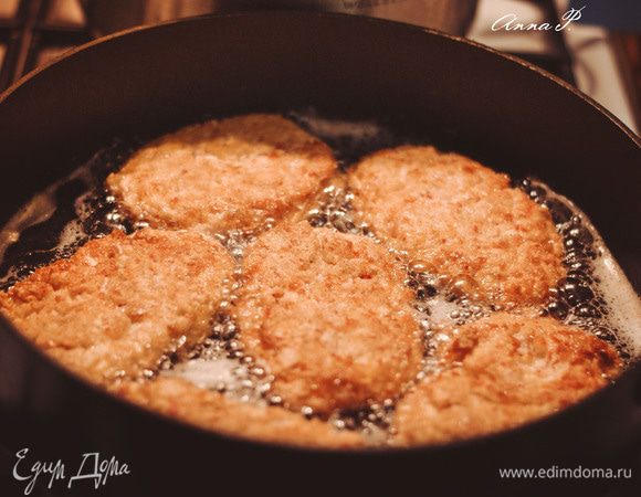 Делаем котлетки, обваливаем их в панировочных сухарях. Разогреваем сковороду с растительным маслом и начинаем жарить котлетки. 