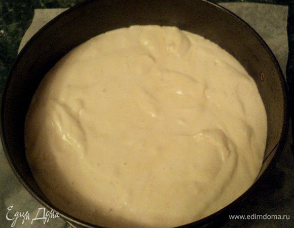 Снять яичную смесь с водяной бани и осторожно добавить смесь муки с разрыхлителем, осторожно  перемешать до однородной массы. Дно формы для выпечки  Ф-20 см застелить бумагой для выпечки, смазать маслом (бока формы не смазывать), вылить тесто. Что бы бисквит при выпечке был ровный, крутануть несколько раз форму с тестом по часовой стрелке.