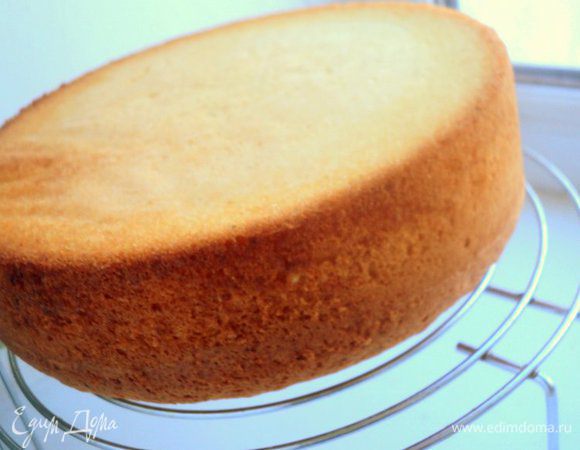 Выпекать при температуре 180 градусов  20-25 мин.                                                                                                                                  Охладить, перевернув бисквит на решетку.                                                                               