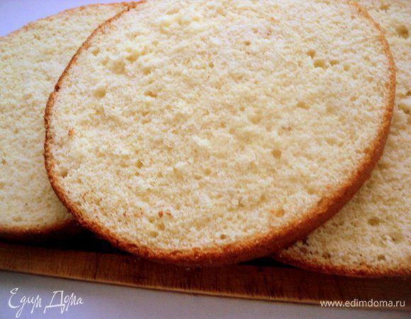 После охлаждения разрезать бисквиты на 3 пласта.    