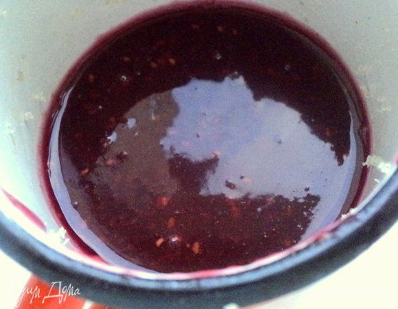 Желатин залить 50 мл холодной воды, дать набухнуть. Малину, протертую с сахаром, протереть через сито, что бы избавиться от косточек. Затем малиновый сироп довести до кипения, снять с огня и добавить растворенный желатин. Размешать до растворения желатина, немного охладить.