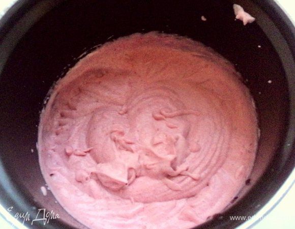 В домашнюю сметану добавить кефир, сахар и взбить миксером до загустения. Затем, не переставая взбивать, добавить понемногу малиновый сироп.