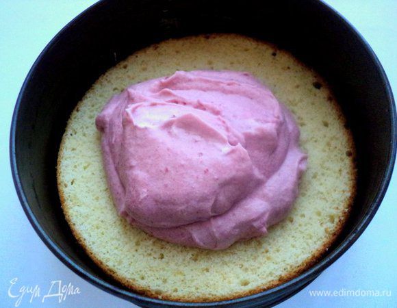 В форму положить пласт бисквита и переслоить ягодно-сливочным кремом.