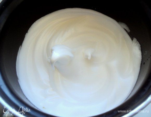 Для белкового заварного крема приготовить сироп. Добавить к сахару воду и уварить до состояния, когда капелька сиропа между пальцами образует нить. Охлажденные белки с лимонным соком взбить до устойчивых пиков. В конце взбивания тонкой струйкой добавить сахарный сироп. В две части белкового крема (по ¼ от общей массы) добавить пищевые красители: красный и голубой.