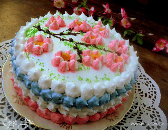 Верх и бока торта смазать белковым кремом белого цвета. Верх торта я украсила веткой цветущего персика, бока торта в виде  флага Республики Крым.
