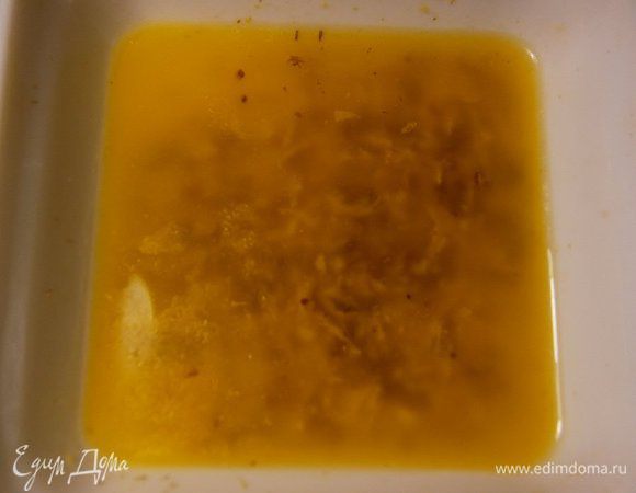 Сливочное масло растопить, добавить к нему тёртую цедру лимона, молотый анис и кукурузное масло. Перемешать и дать настояться (пока будем месить тесто).