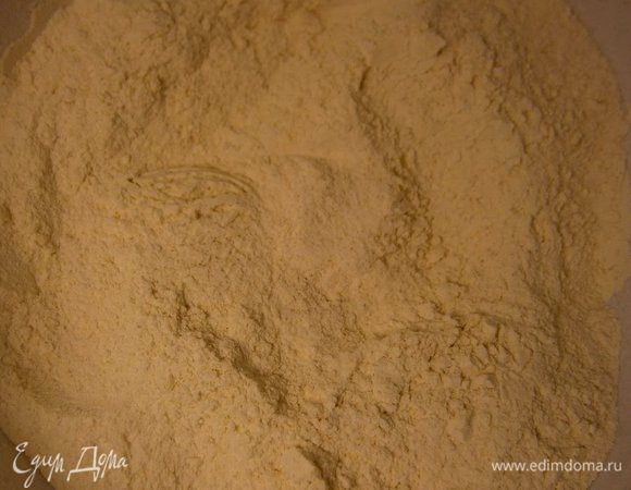 В миске смешать всю просеянную муку, дрожжи и премешать.