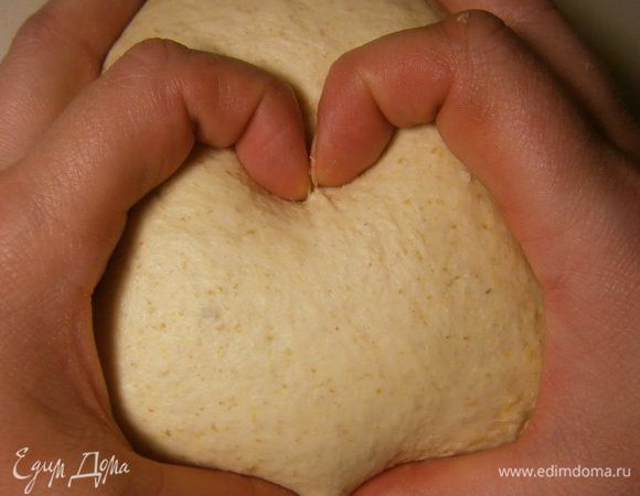 В воде растворить мёд, и постепенно вливая в сухую смесь, замесить тесто. Месить руками 15 минут. В конце замеса добавить соль, хорошо вымесить, затем добавить масляную смесь с лимонной цедрой и анисом и ещё раз хорошо вымесить до однородности.