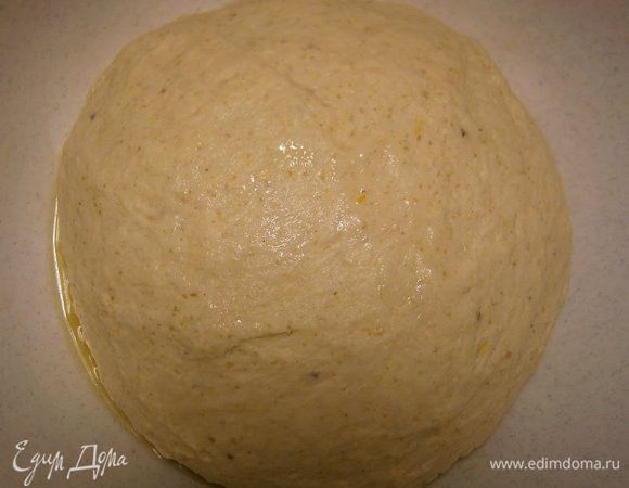 Уложить тесто в смазанную  кукурузным маслом глубокую миску, накрыть плёнкой и поставить на 3 часа для подхода. С одной обминкой в середине (через 1,5 часа) подхода.