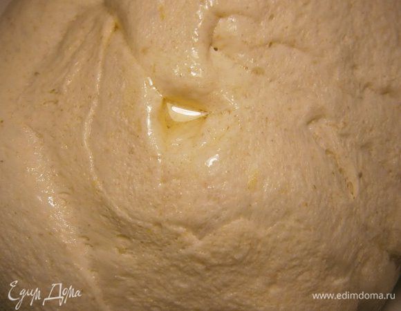 Подошедшее 2 раза тесто, выложить на стол, обмять.