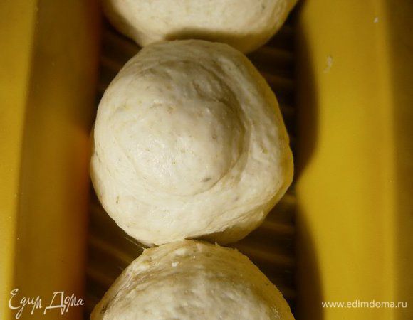 Каждую  часть теста, я  разделила на 3 колобка, сформировала булочки - улитки и уложила в форму. (Накрыть плёнкой и дать расстояться в течении 1 часа).