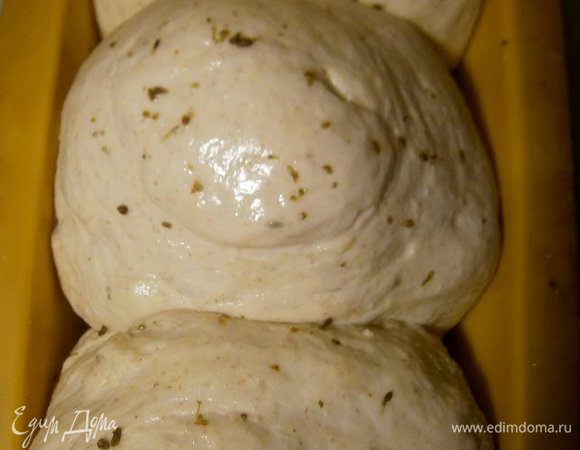 Расстоявшееся тесто сбрызнуть водой, присыпать анисом и выпекать при t 190 С ~ 45 минут ( до золотистого цвета корочки) с паром (поставив на дно духовки посуду с водой).