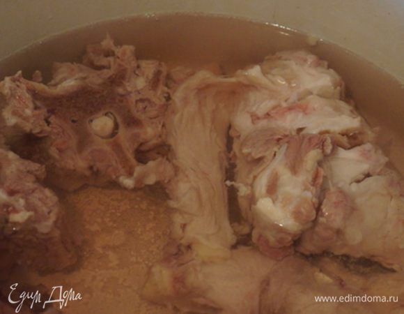 Готовим мясной бульон, солим.