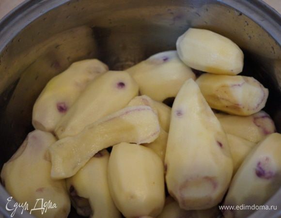 Чистим картофель для пюре. 