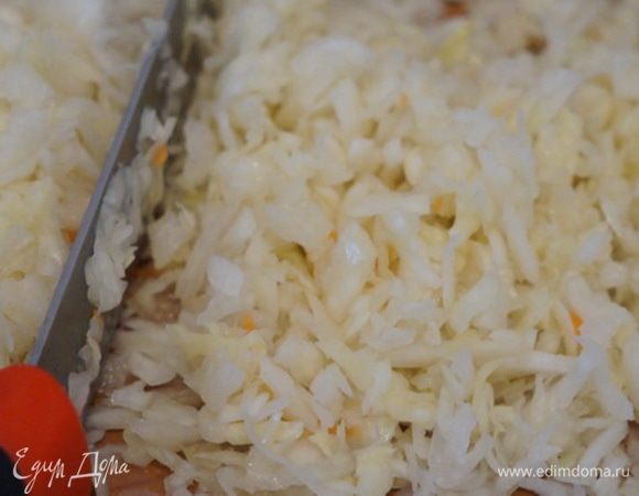 Тем временем берем квашеную капусту, измельчаем ее дополнительно, закладываем в отдельную кастрюлю. 