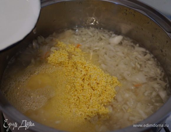 Сюда же добавляем пшено вымытое, заливаем водой, около двух литров, и ставим на огонь. Варим. 