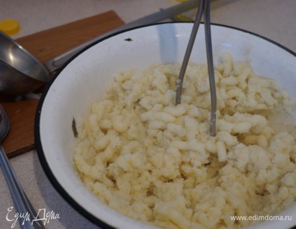 Картофель сварился, вынимаем из бульона, толчем его, 