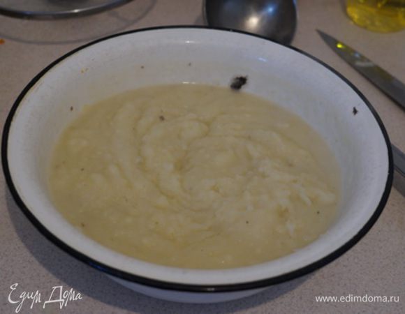 Добавляем бульон в пюре, что бы не было комочков. 