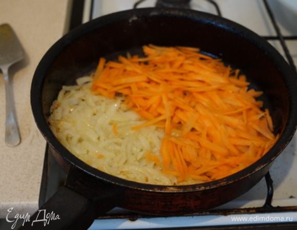 Готовим отдельно зажарку: лук, морковь пережарить на подсолнечном масле. 
