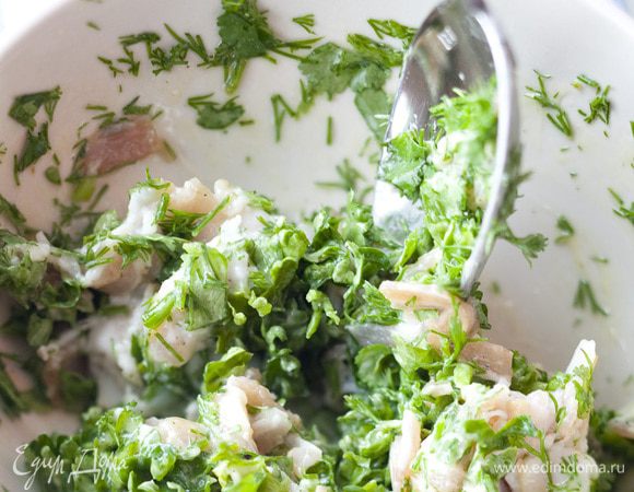 Приготовить начинку: предварительно размягченное сливочное масло растереть со щепоткой соли и перца, зеленью, чесноком и беконом.