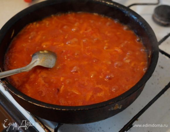 Добавляем домашний томатный сок, продолжаем готовить зажарку еще 10-15 минут.
