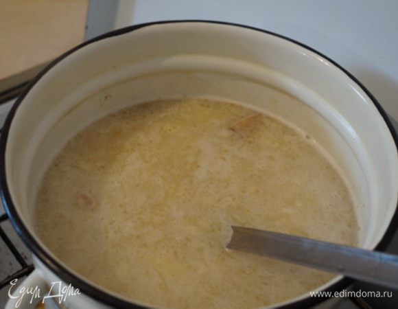 Добавляем пюре, капусту с пшеном в кастрюлю с бульоном, продолжаем варить еще 10 минут.