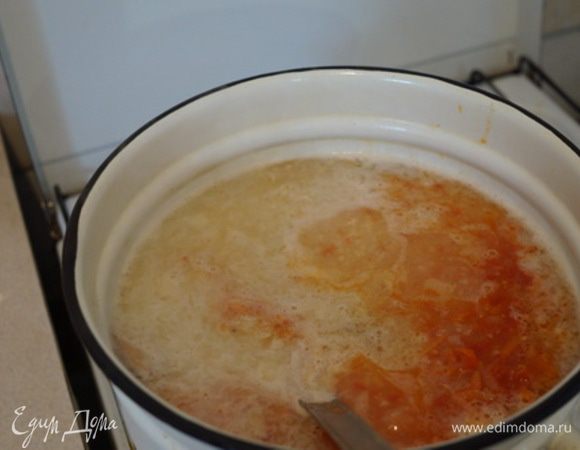 Заправляем капустник зажаркой, доводим до кипения. 