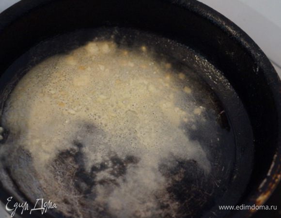 И последнее действие:поджариваем муку на сковороде с подсолнечным маслом, добавляем в капустник.